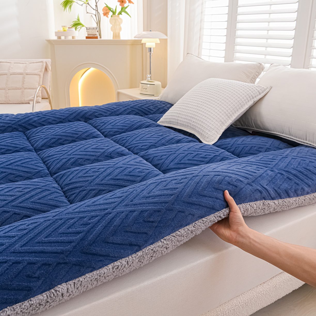 91家纺网 家纺一手货源 找家纺 金灵居 2025新款雕花牛奶绒床垫羊羔绒床垫床褥子跨境外贸 蓝拼灰