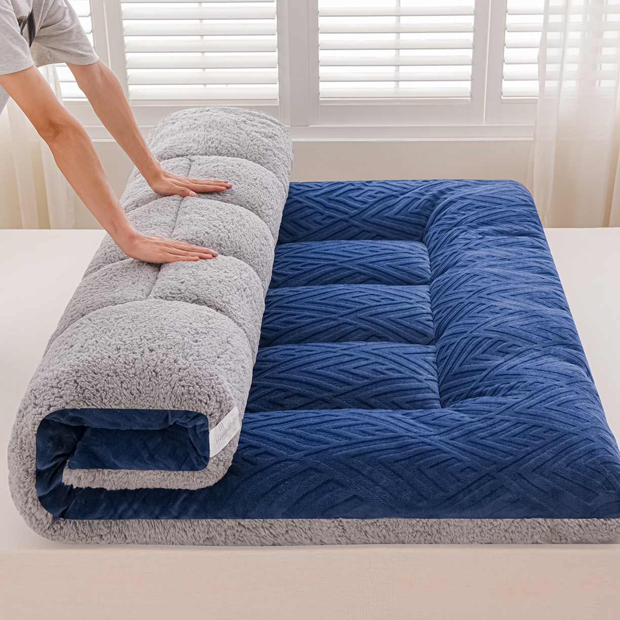 91家纺网 家纺一手货源 找家纺 金灵居 2025新款雕花牛奶绒床垫羊羔绒床垫床褥子跨境外贸 蓝拼灰