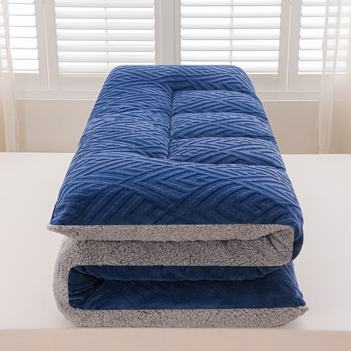 91家纺网 家纺一手货源 找家纺 金灵居 2025新款雕花牛奶绒床垫羊羔绒床垫床褥子跨境外贸 蓝拼灰