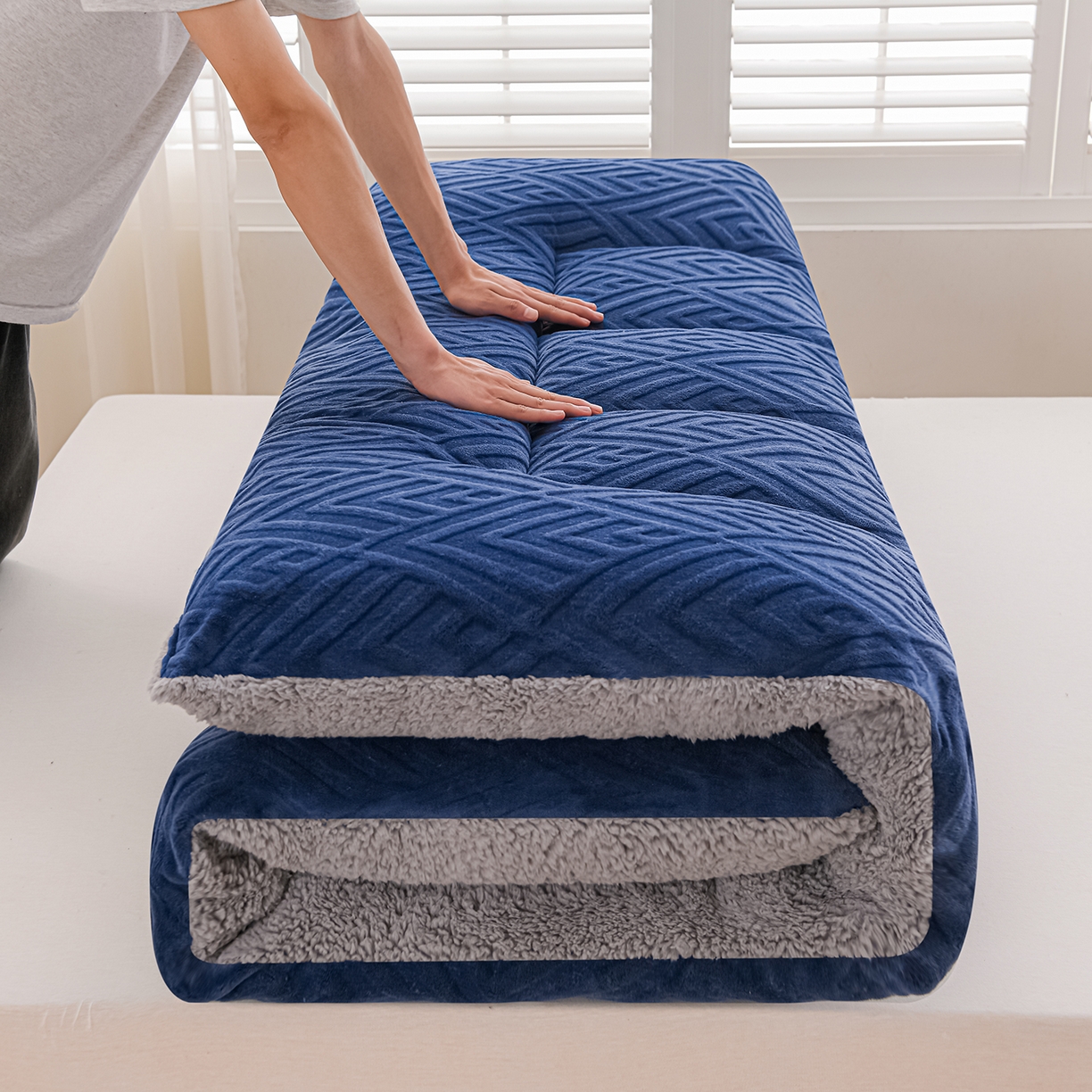 91家纺网 家纺一手货源 找家纺 金灵居 2025新款雕花牛奶绒床垫羊羔绒床垫床褥子跨境外贸 蓝拼灰