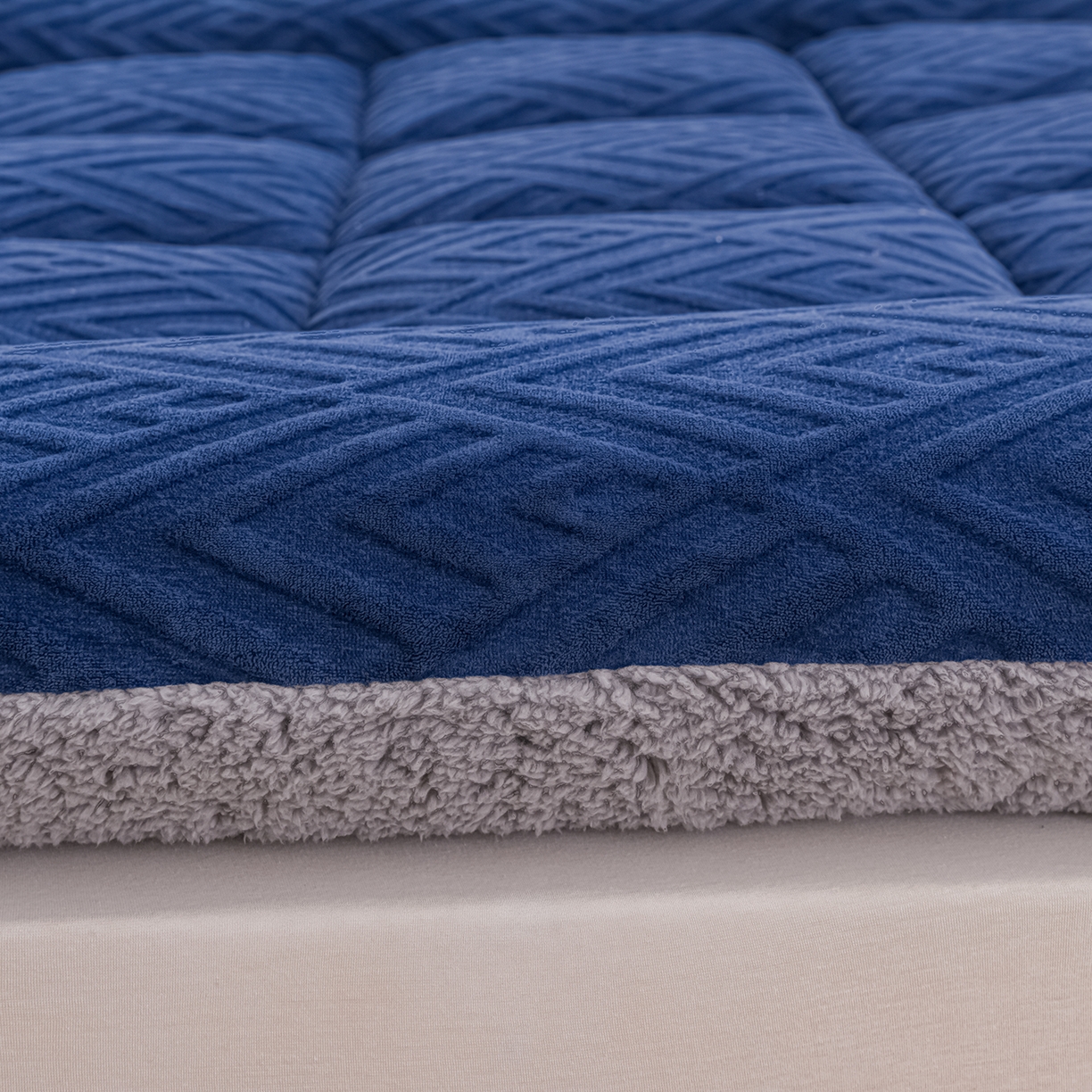 91家纺网 家纺一手货源 找家纺 金灵居 2025新款雕花牛奶绒床垫羊羔绒床垫床褥子跨境外贸 蓝拼灰