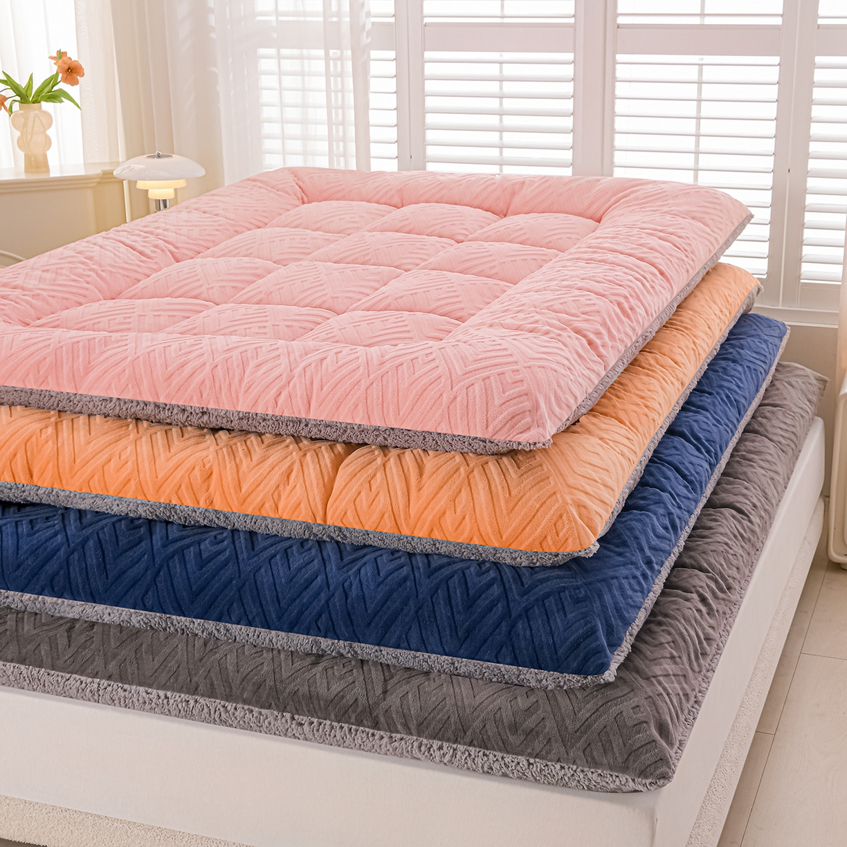 91家纺网 家纺一手货源 找家纺 金灵居 2025新款雕花牛奶绒床垫羊羔绒床垫床褥子跨境外贸 蓝拼灰