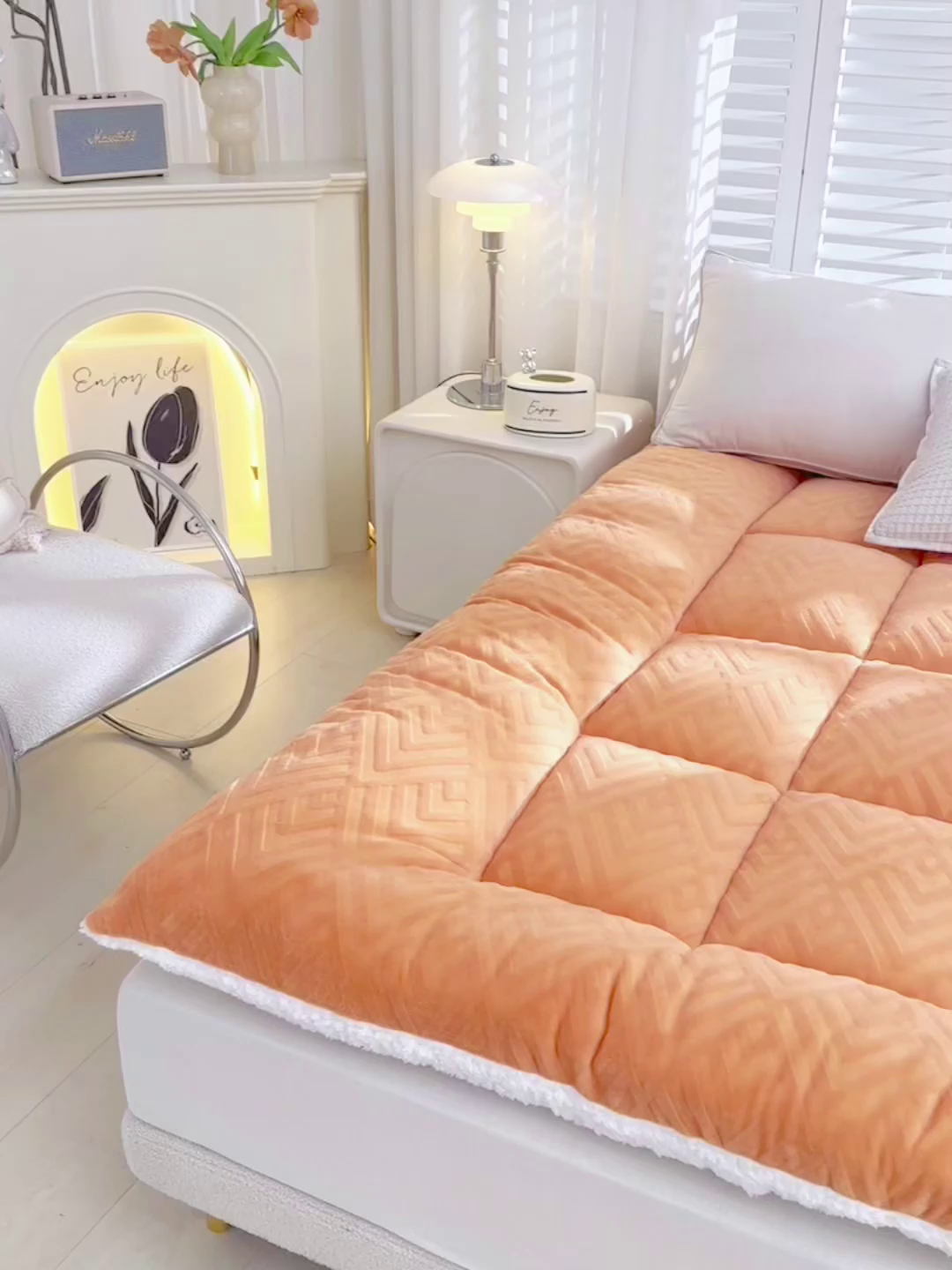 91家纺网 家纺一手货源 找家纺 金灵居 2025新款雕花牛奶绒床垫羊羔绒床垫床褥子跨境外贸 橙拼白