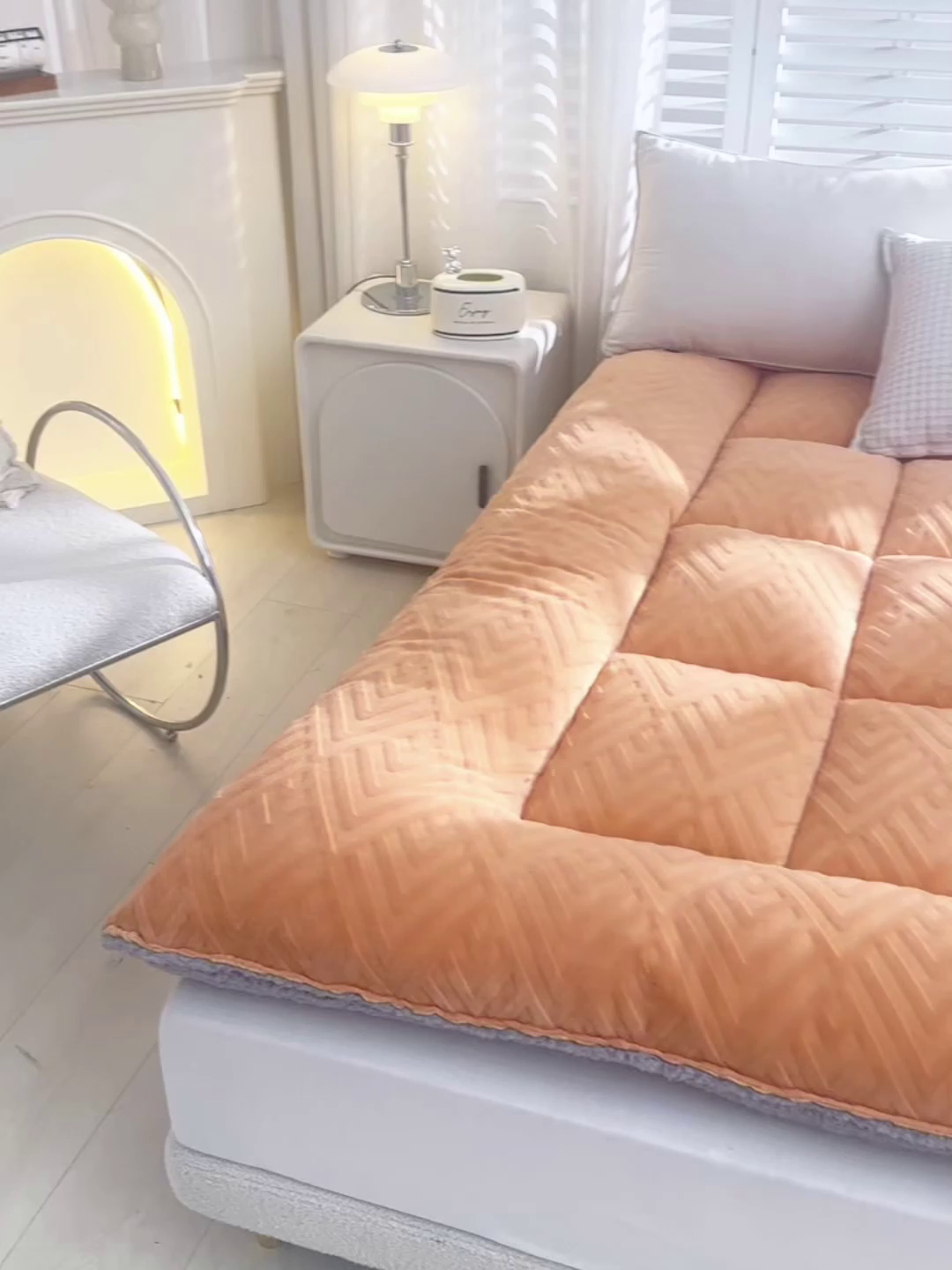 91家纺网 家纺一手货源 找家纺 金灵居 2025新款雕花牛奶绒床垫羊羔绒床垫床褥子跨境外贸 橙拼灰