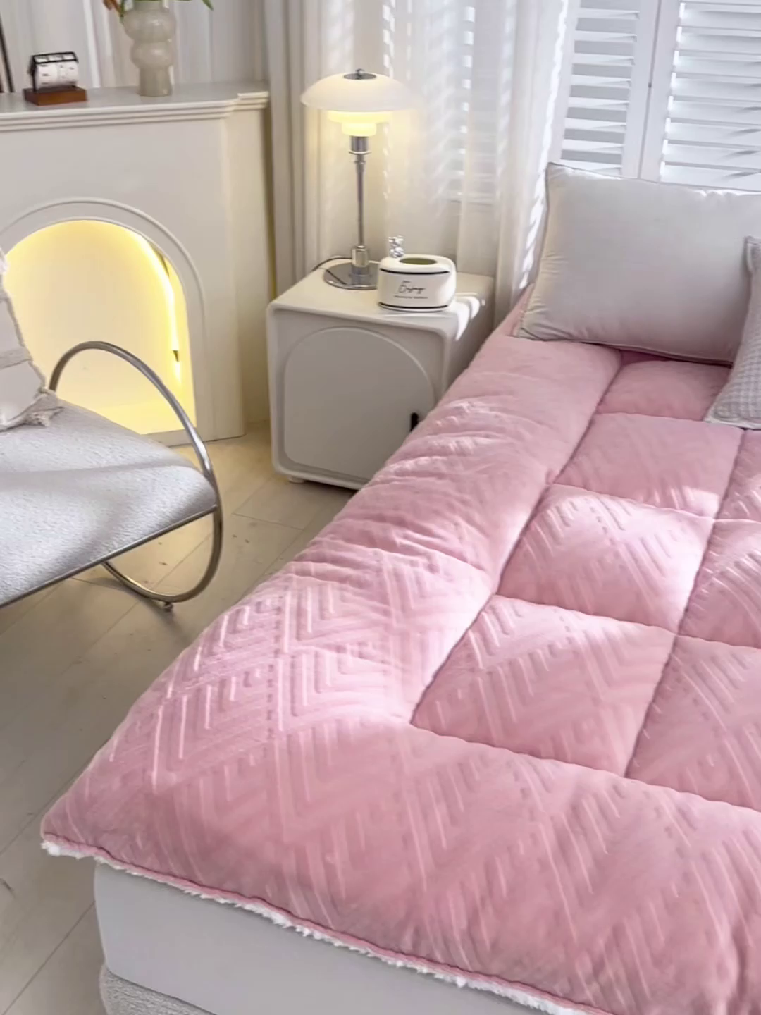 91家纺网 家纺一手货源 找家纺 金灵居 2025新款雕花牛奶绒床垫羊羔绒床垫床褥子跨境外贸 粉拼白