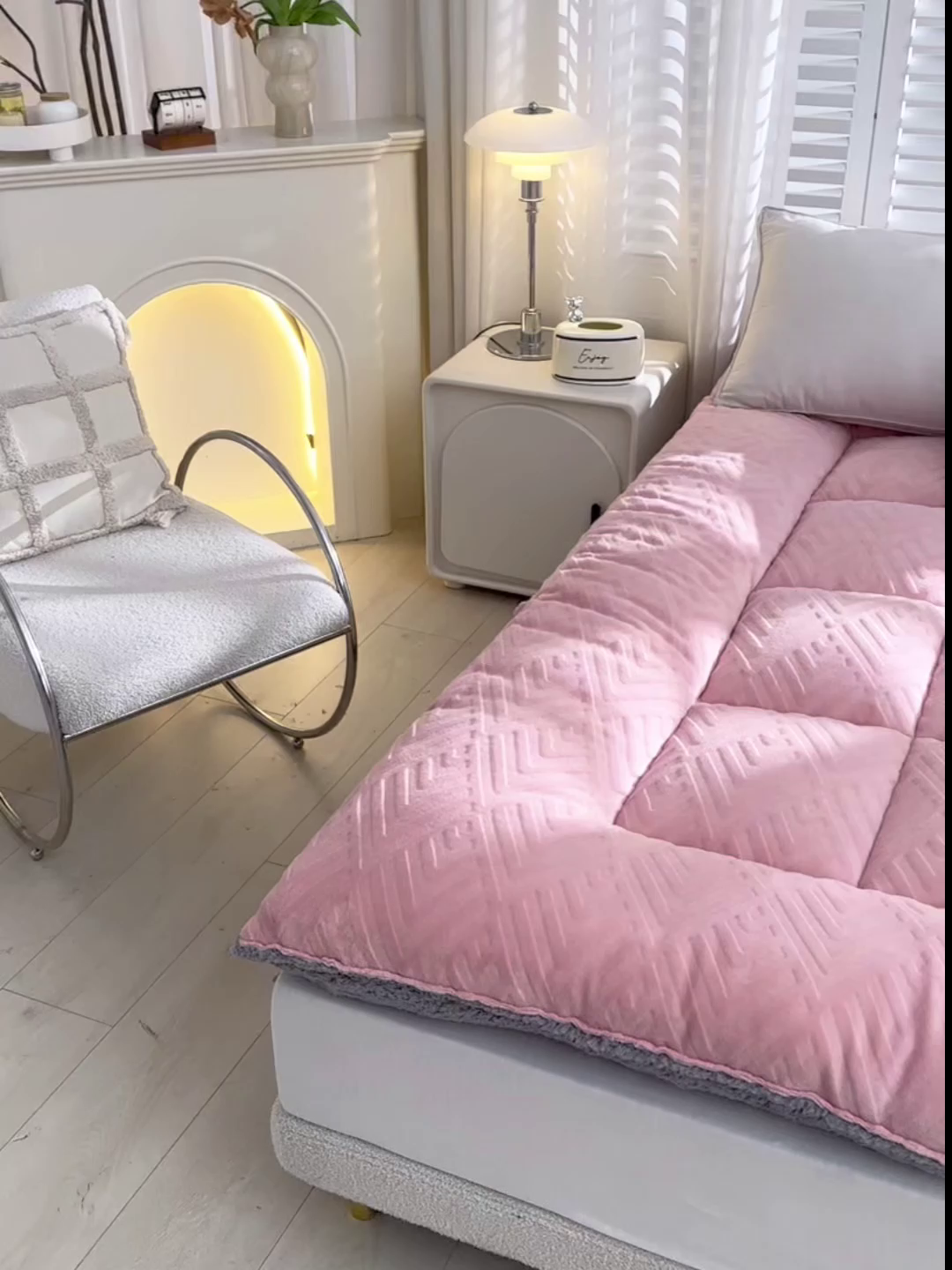 91家纺网 家纺一手货源 找家纺 金灵居 2025新款雕花牛奶绒床垫羊羔绒床垫床褥子跨境外贸 粉拼灰