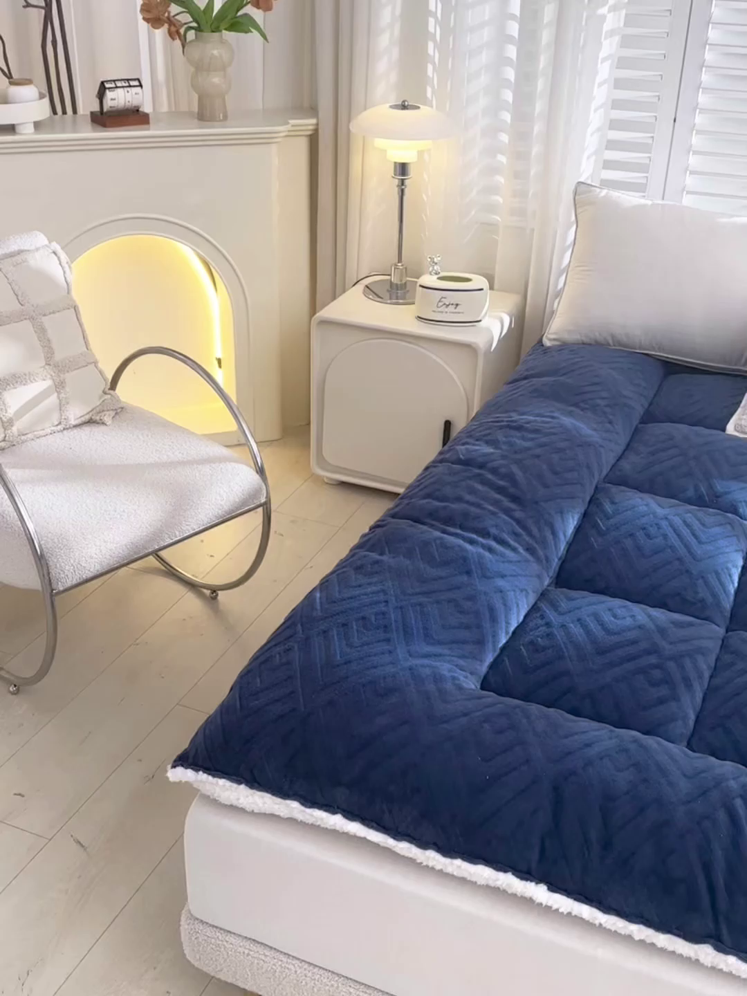 91家纺网 家纺一手货源 找家纺 金灵居 2025新款雕花牛奶绒床垫羊羔绒床垫床褥子跨境外贸 蓝拼白