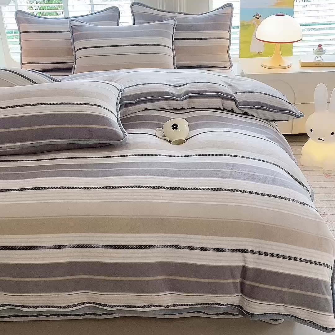 91家纺网 家纺一手货源 找家纺 518家纺 2025新高克重200g卡通印花牛奶绒四件套（支持定制）摩登时尚