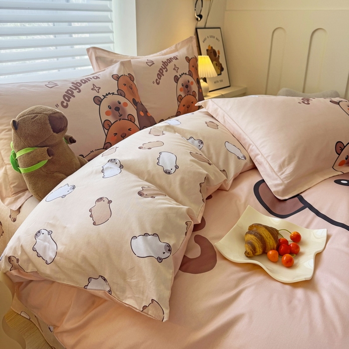 91家纺网 家纺一手货源 找家纺 蘭菲家纺 2025新款全棉大版卡皮巴拉系列四件套 豚一家