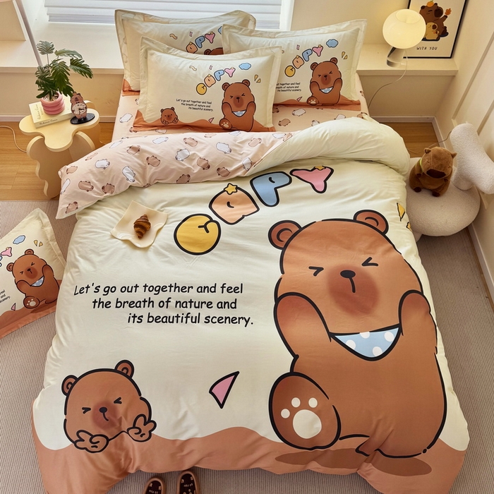 91家纺网 家纺一手货源 找家纺 蘭菲家纺 2025新款全棉大版卡皮巴拉系列四件套 熊巴拉