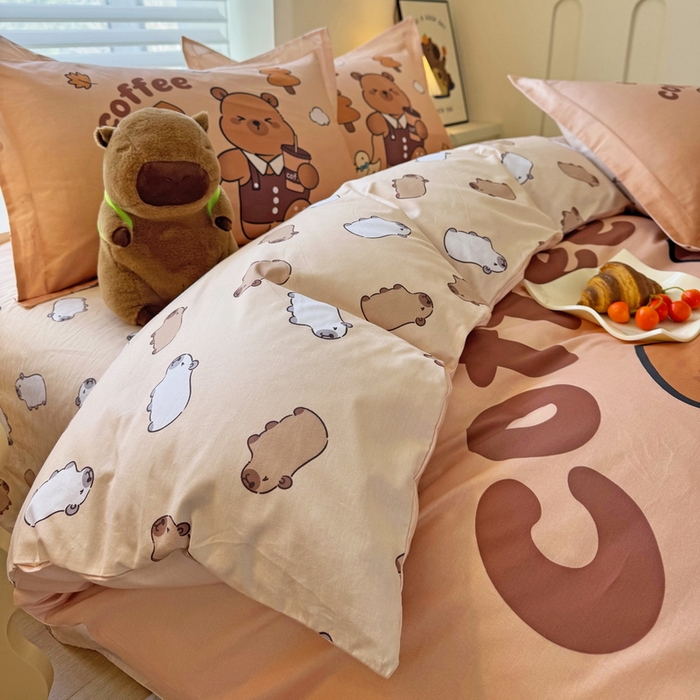 91家纺网 家纺一手货源 找家纺 蘭菲家纺 2025新款全棉大版卡皮巴拉系列四件套 拉小鸭