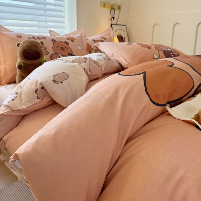 91家纺网 家纺一手货源 找家纺 蘭菲家纺 2025新款全棉大版卡皮巴拉系列四件套 拉小鸭