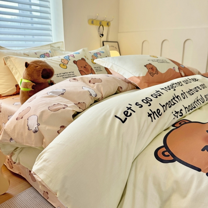 91家纺网 家纺一手货源 找家纺 蘭菲家纺 2025新款全棉大版卡皮巴拉系列四件套 熊巴拉