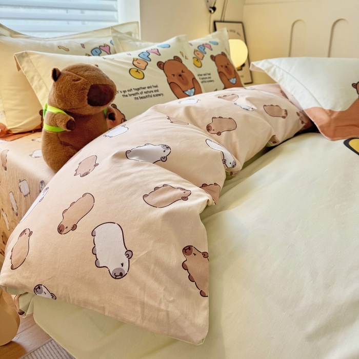 91家纺网 家纺一手货源 找家纺 蘭菲家纺 2025新款全棉大版卡皮巴拉系列四件套 熊巴拉