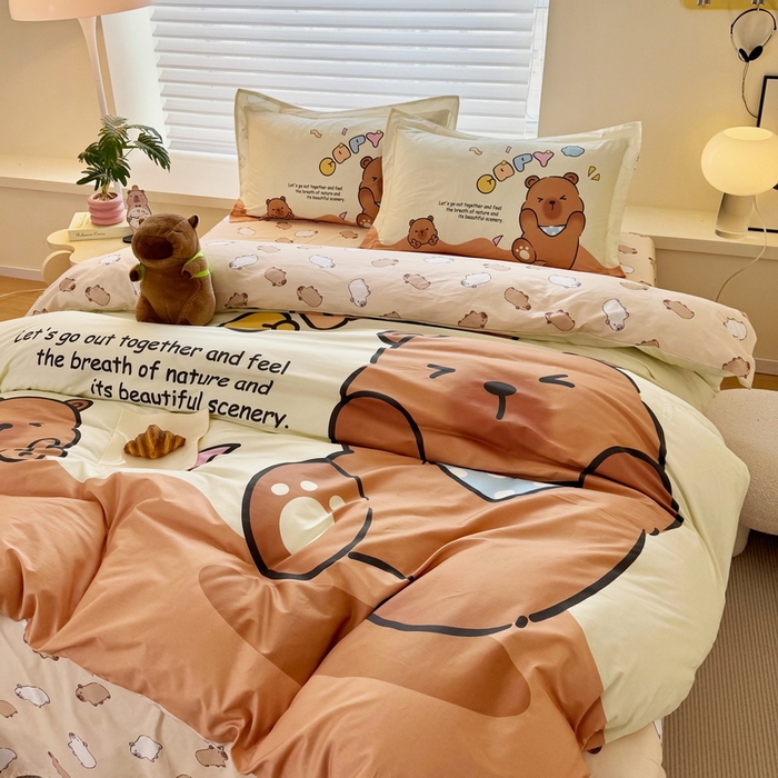 91家纺网 家纺一手货源 找家纺 蘭菲家纺 2025新款全棉大版卡皮巴拉系列四件套 熊巴拉