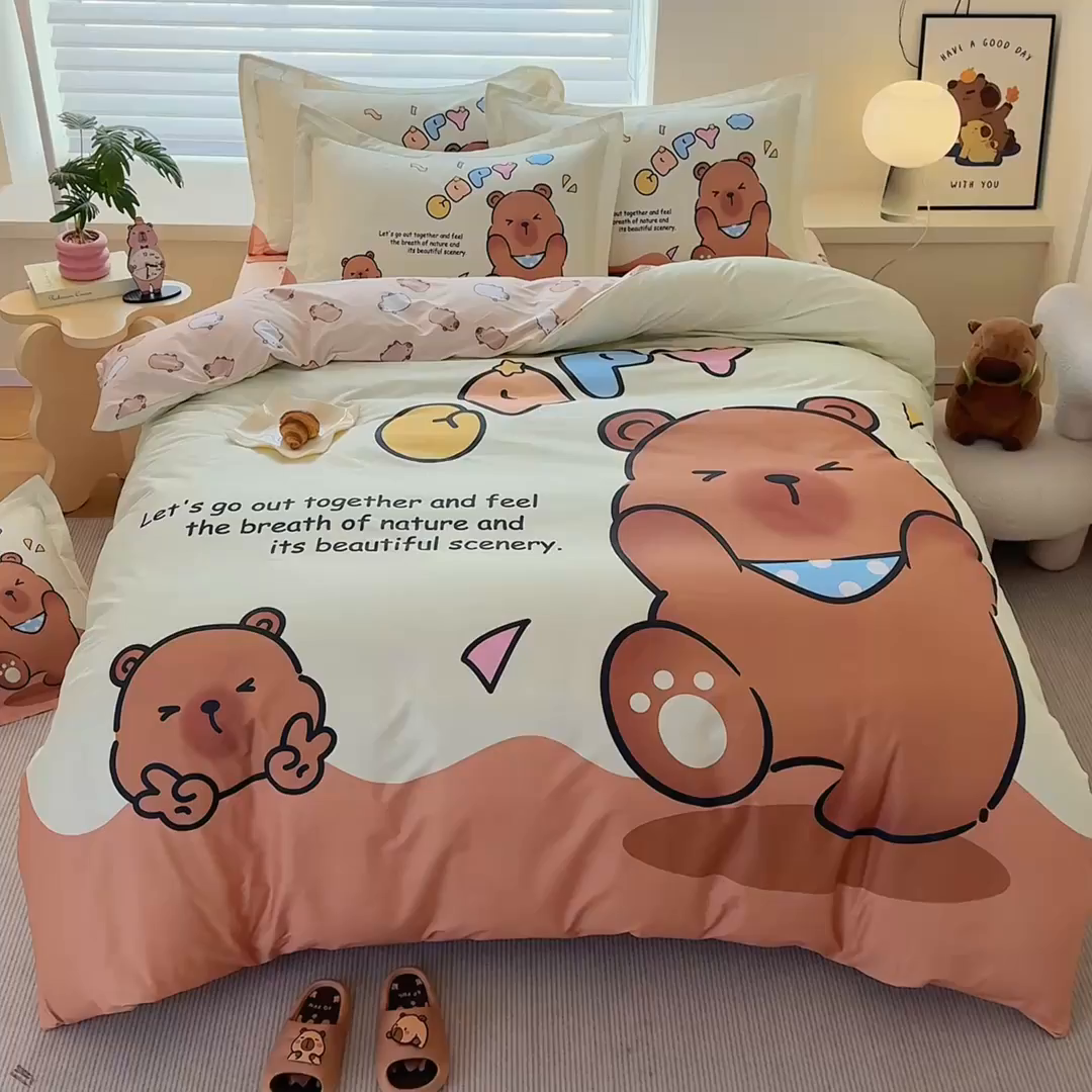 91家纺网 家纺一手货源 找家纺 蘭菲家纺 2025新款全棉大版卡皮巴拉系列四件套 熊巴拉