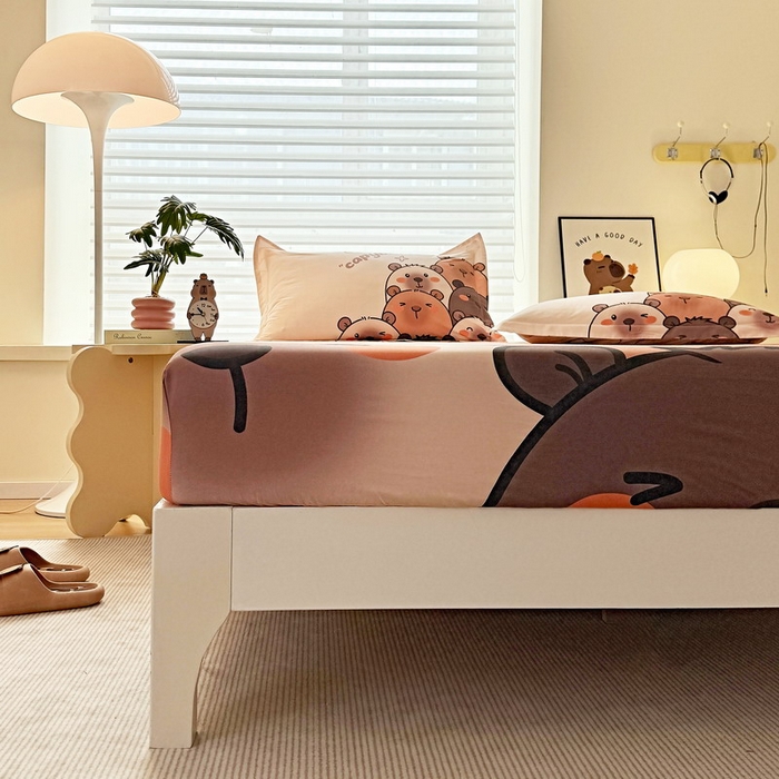 91家纺网 家纺一手货源 找家纺 蘭菲家纺 2025新款全棉大版卡皮巴拉系列单品床笠 豚一家