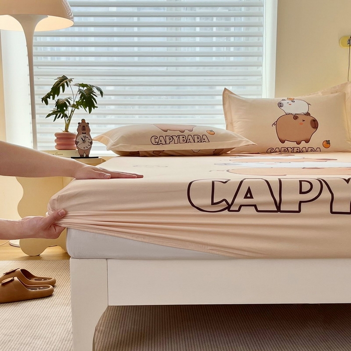 91家纺网 家纺一手货源 找家纺 蘭菲家纺 2025新款全棉大版卡皮巴拉系列单品床笠 沉浸式