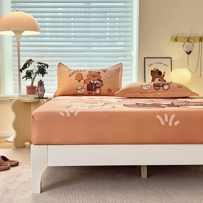 91家纺网 家纺一手货源 找家纺 蘭菲家纺 2025新款全棉大版卡皮巴拉系列单品床笠 拉小鸭