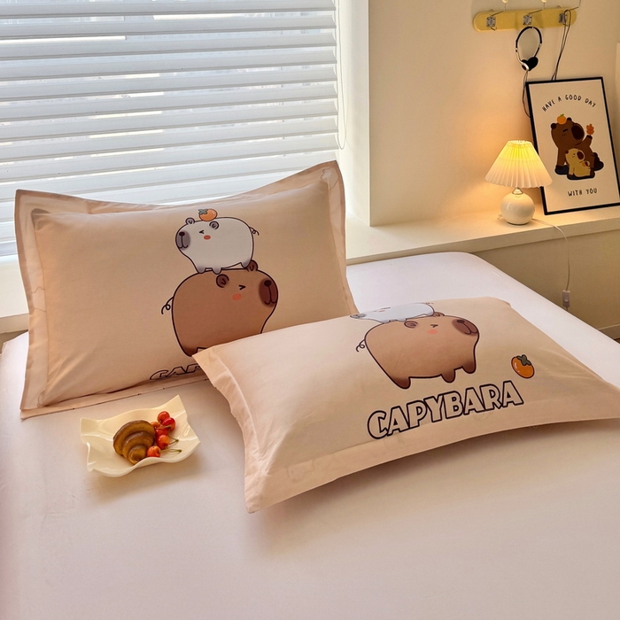 91家纺网 家纺一手货源 找家纺 蘭菲家纺 2025新款全棉大版卡皮巴拉系列单品枕套 沉浸式