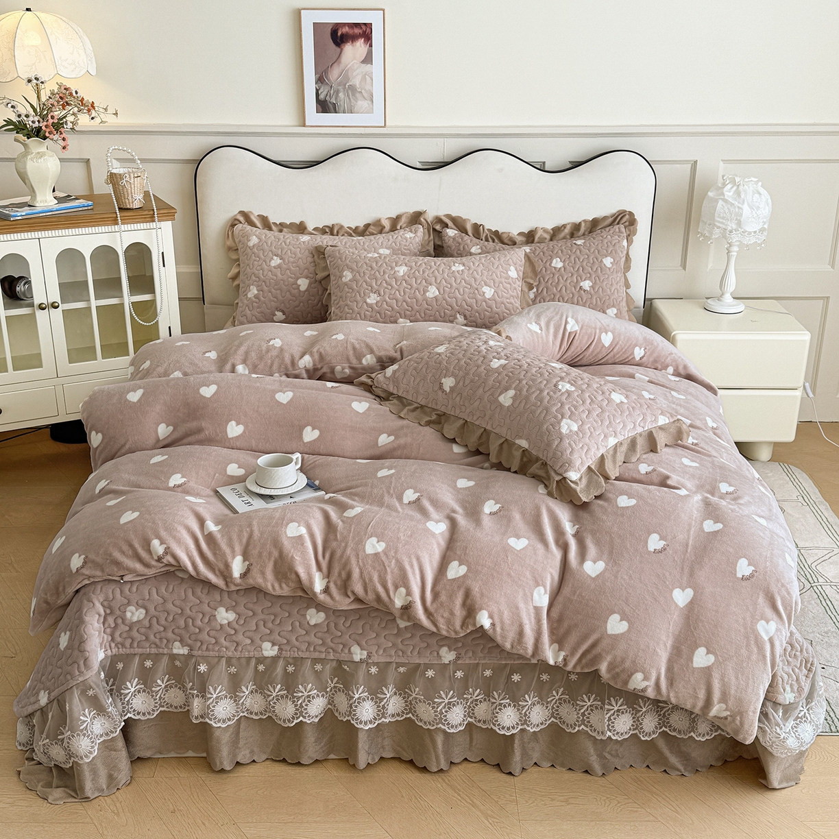 91家纺网 家纺一手货源 找家纺 珍爱家纺 2025新款冬季加厚夹棉保暖牛奶绒蕾丝花边床盖床裙单件三件套双人四件套 心心相印-咖