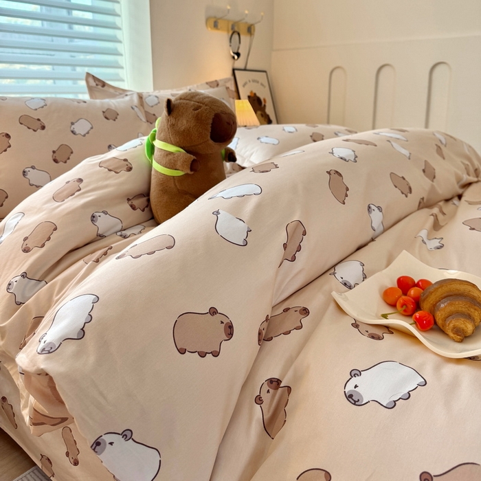 91家纺网 家纺一手货源 找家纺 蘭菲家纺 2025新款全棉小版卡皮巴拉系列四件套 小奶豚