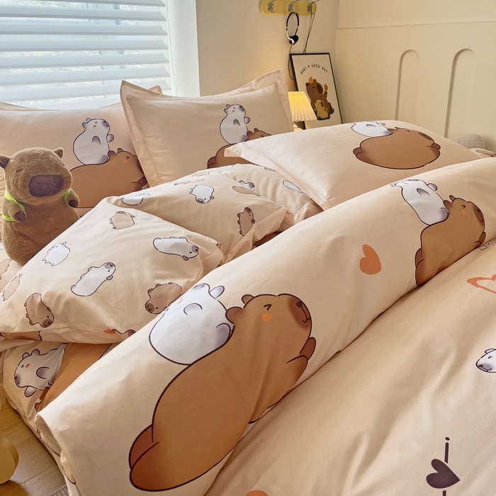 91家纺网 家纺一手货源 找家纺 蘭菲家纺 2025新款全棉小版卡皮巴拉系列四件套 陪伴拉