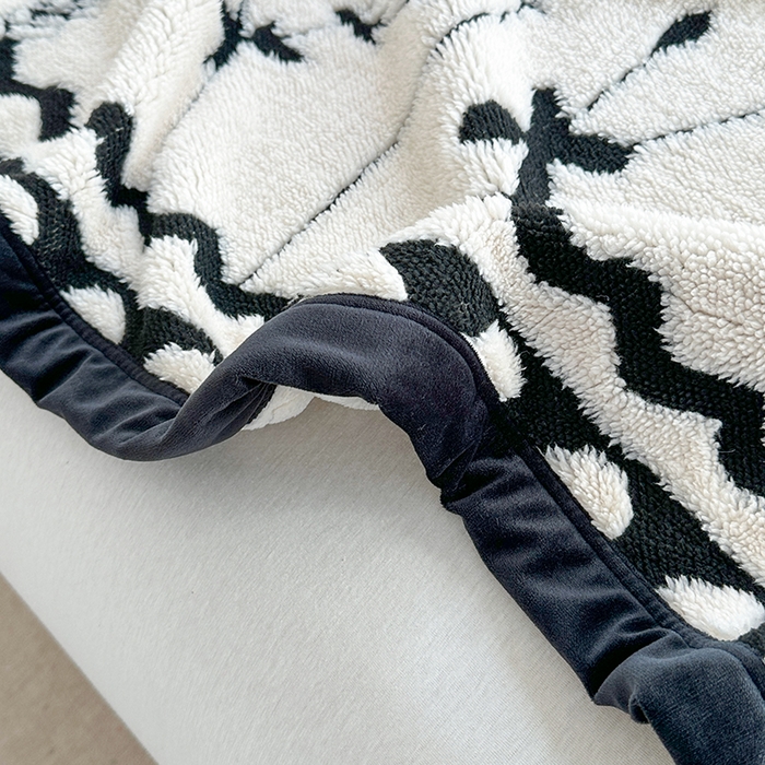 91家纺网 家纺一手货源 找家纺 梓之赫 2025新款黑白阳离子舒棉绒云锦绒复合多功能毛毯毯子 蝴蝶森林