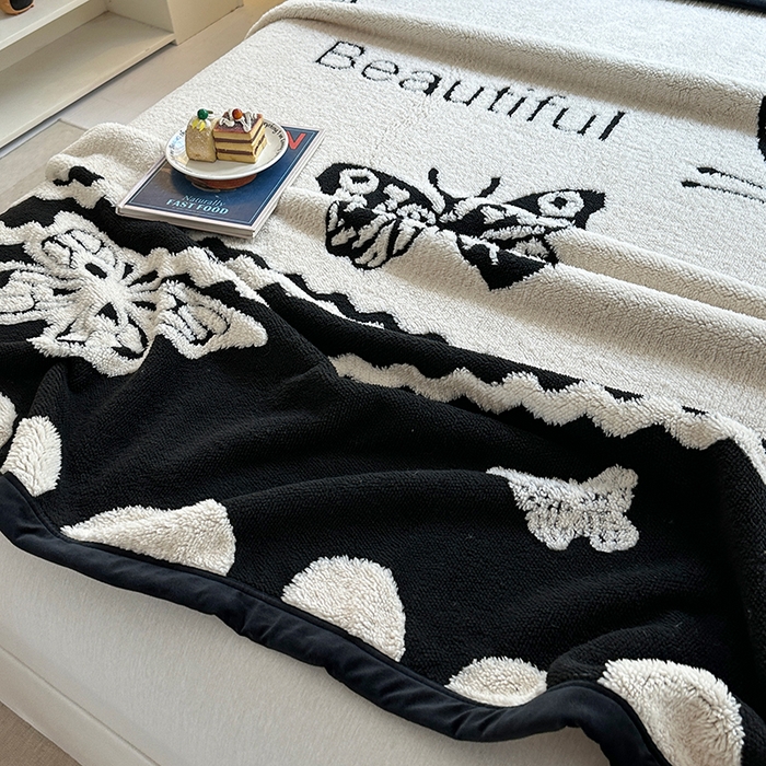 91家纺网 家纺一手货源 找家纺 梓之赫 2025新款黑白阳离子舒棉绒云锦绒复合多功能毛毯毯子 英文蝴蝶