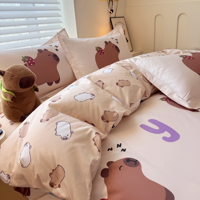 91家纺网 家纺一手货源 找家纺 蘭菲家纺 2025新款全棉小版卡皮巴拉系列四件套 皮小萌