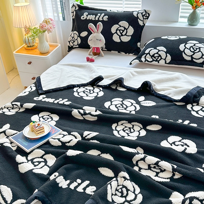 91家纺网 家纺一手货源 找家纺 梓之赫 2025新款黑白阳离子舒棉绒云锦绒复合多功能毛毯毯子 山茶花