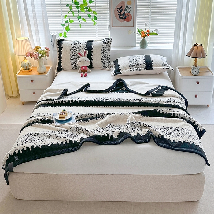 91家纺网 家纺一手货源 找家纺 梓之赫 2025新款黑白阳离子舒棉绒云锦绒复合多功能毛毯毯子 时光条