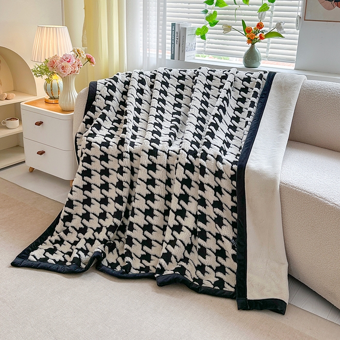 91家纺网 家纺一手货源 找家纺 梓之赫 2025新款黑白阳离子舒棉绒云锦绒复合多功能毛毯毯子 千鸟格