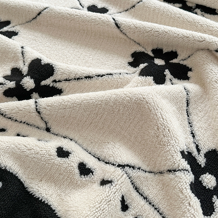 91家纺网 家纺一手货源 找家纺 梓之赫 2025新款黑白阳离子舒棉绒云锦绒复合多功能毛毯毯子 爱心花朵