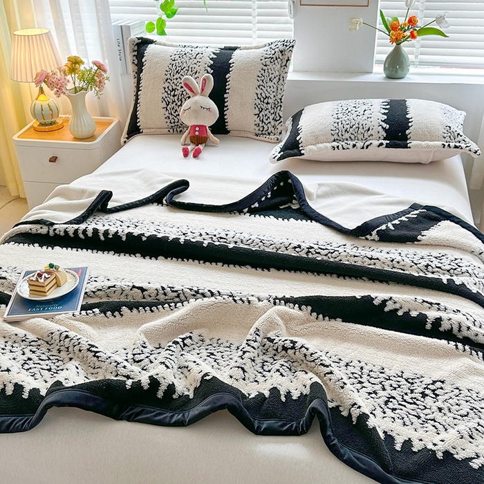 91家纺网 家纺一手货源 找家纺 梓之赫 2025新款黑白阳离子舒棉绒云锦绒复合多功能毛毯毯子 时光条