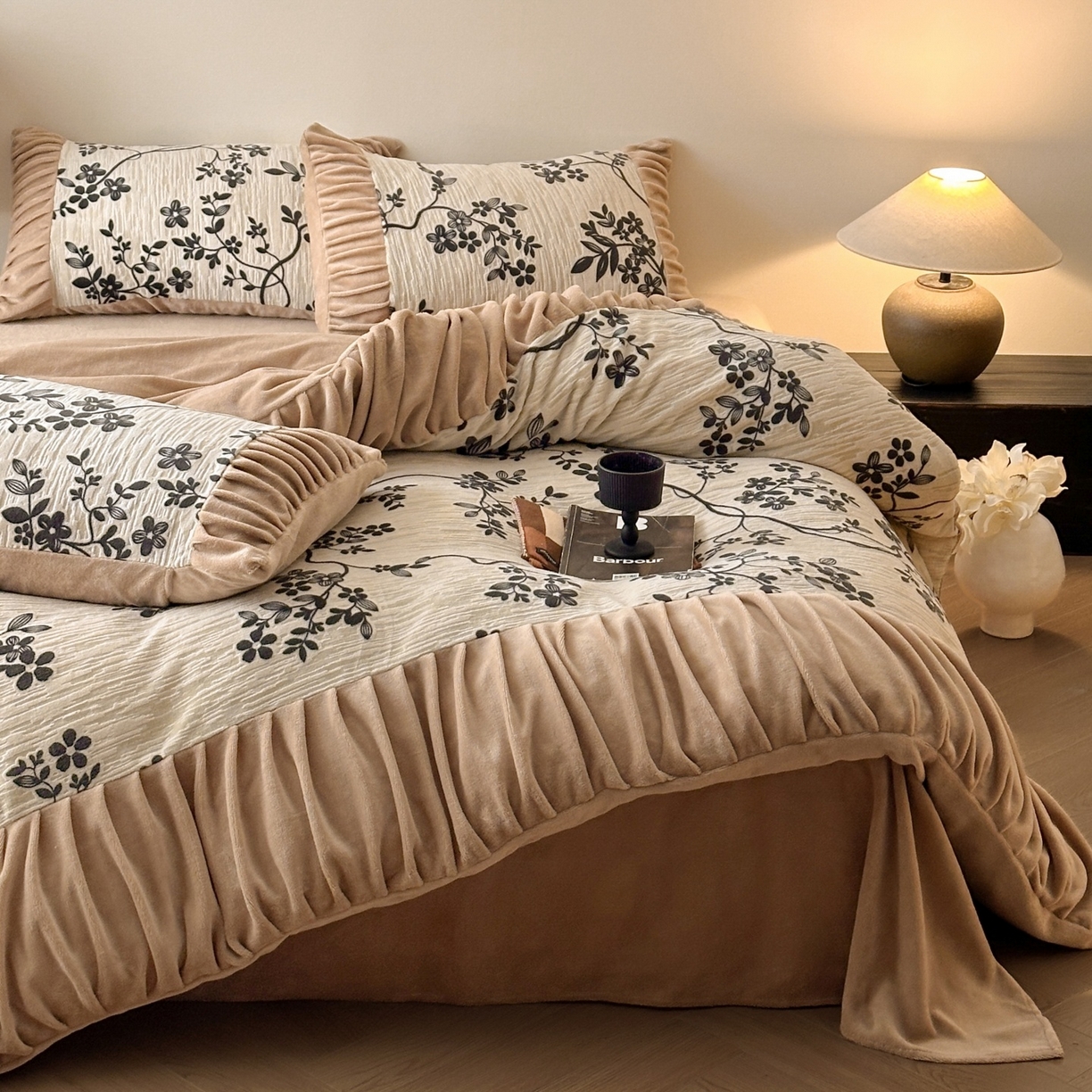 91家纺网 家纺一手货源 找家纺 （总）羚羊语家纺 2025新款浮雕绒轻法式牛奶绒四件套雕花绒复古ins风立体着色烂花牛奶绒提花床单三件套-香榭落叶,香榭落叶-花烬影,香榭落叶-小夜曲,香榭落叶-塞纳吻,香榭落叶-巴洛克,香榭落叶-浮梦绘,香榭落叶-洛丽纱