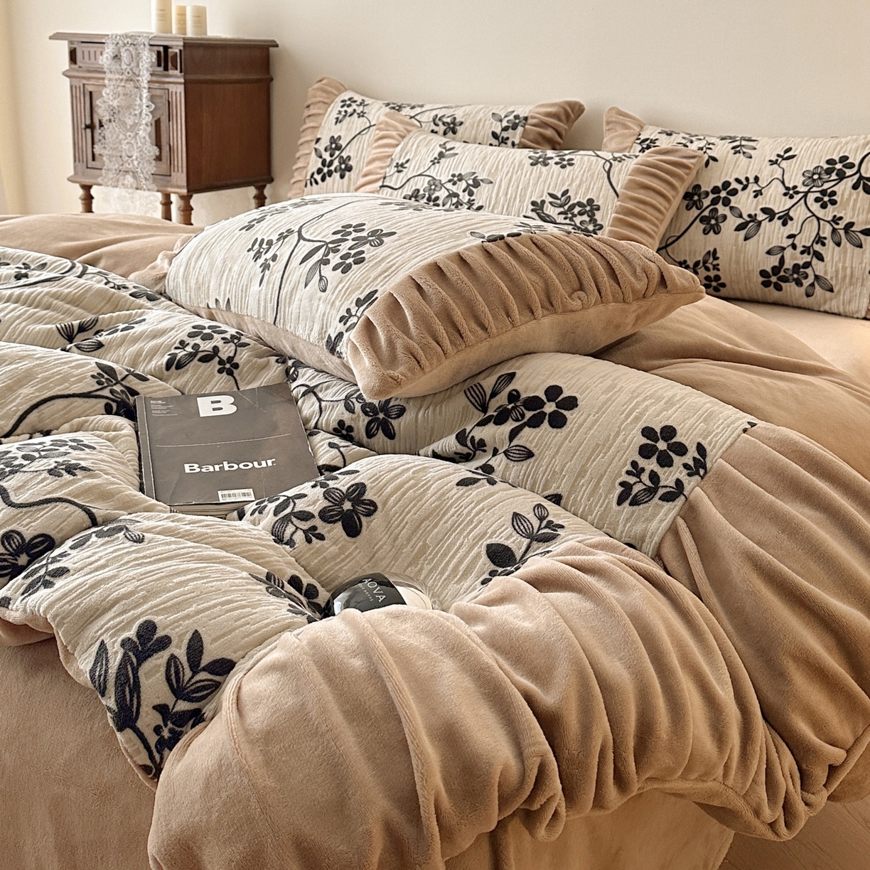 91家纺网 家纺一手货源 找家纺 （总）羚羊语家纺 2025新款浮雕绒轻法式牛奶绒四件套雕花绒复古ins风立体着色烂花牛奶绒提花床单三件套-香榭落叶