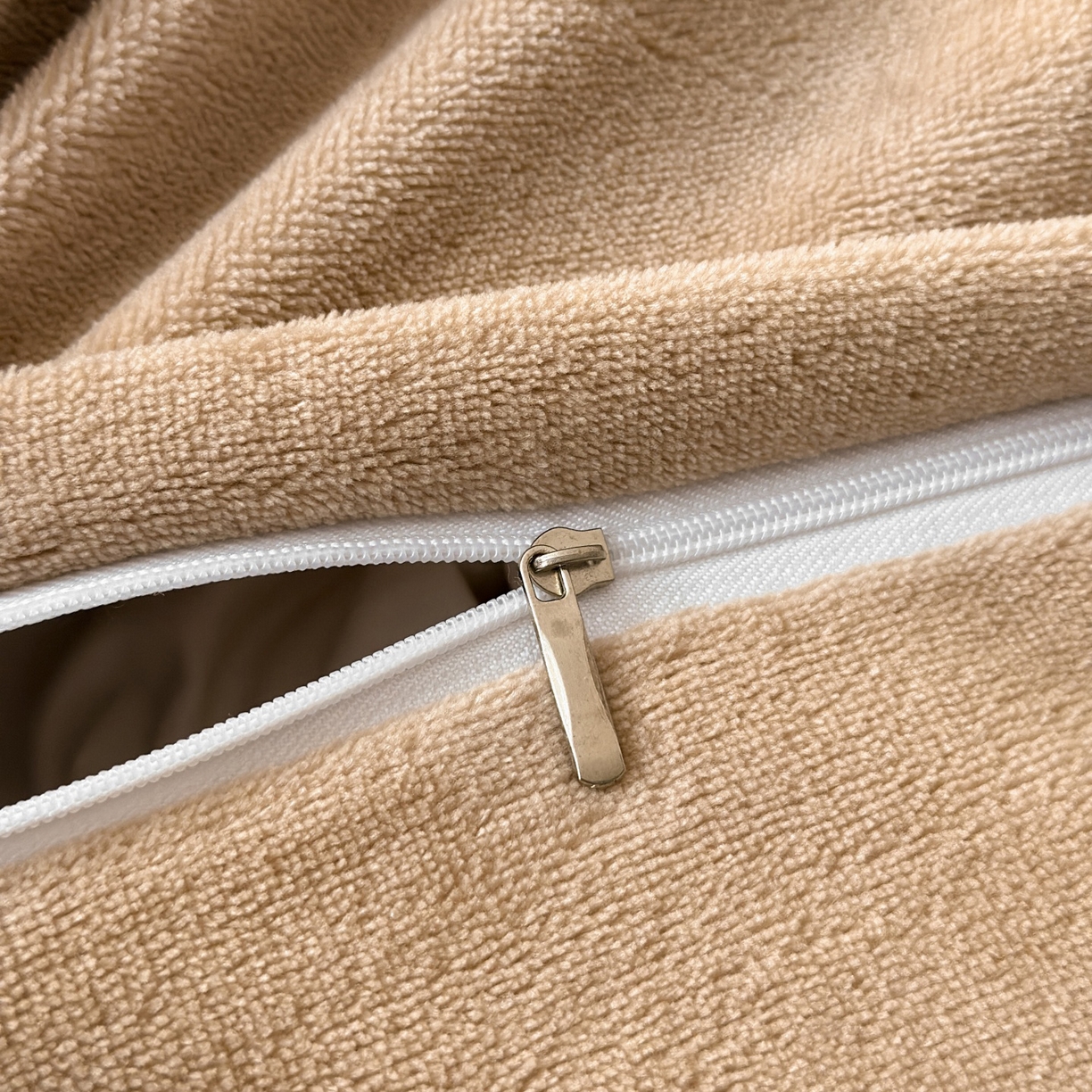 91家纺网 家纺一手货源 找家纺 （总）羚羊语家纺 2025新款浮雕绒轻法式牛奶绒四件套雕花绒复古ins风立体着色烂花牛奶绒提花床单三件套-香榭落叶