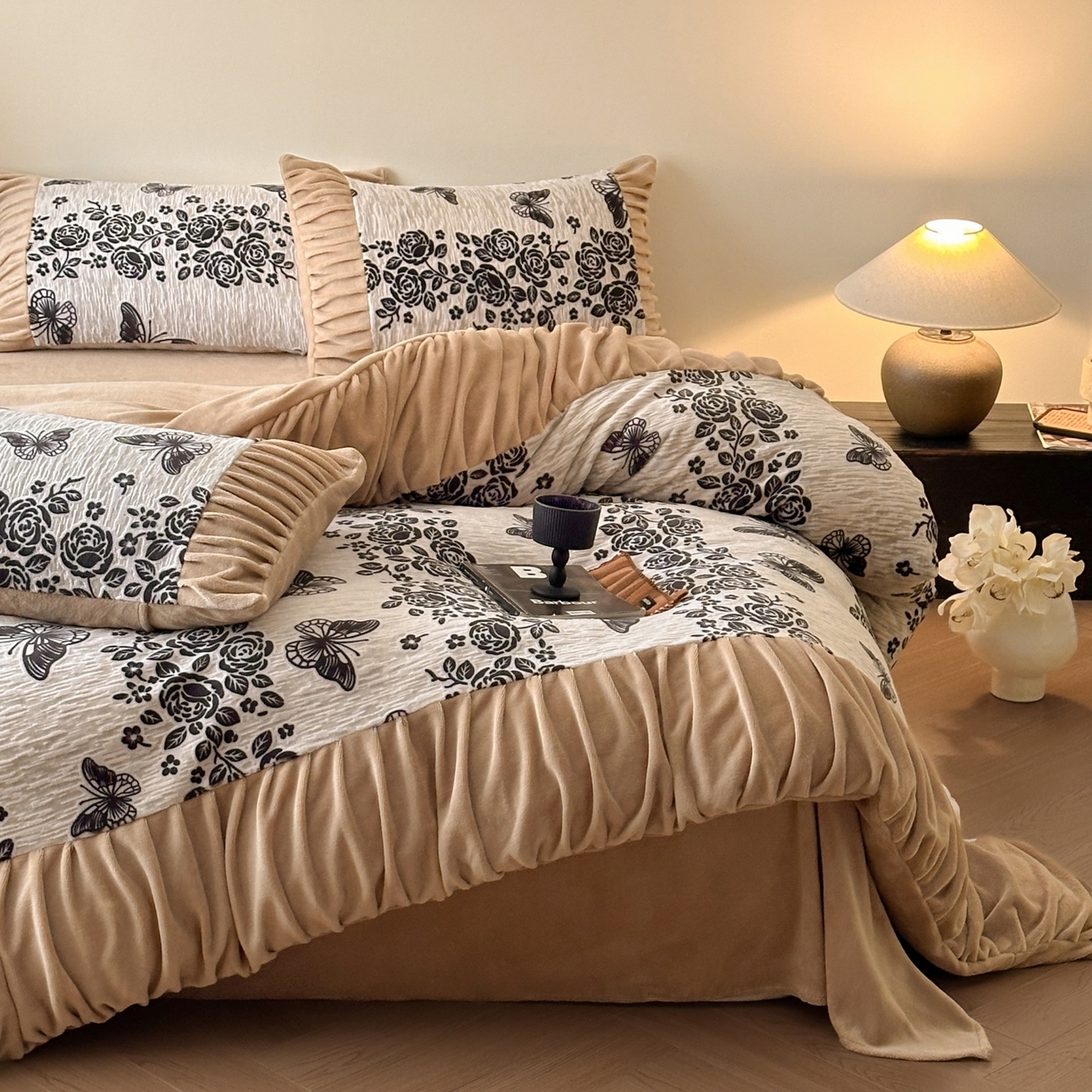 91家纺网 家纺一手货源 找家纺 （总）羚羊语家纺 2025新款浮雕绒轻法式牛奶绒四件套雕花绒复古ins风立体着色烂花牛奶绒提花床单三件套-香榭落叶