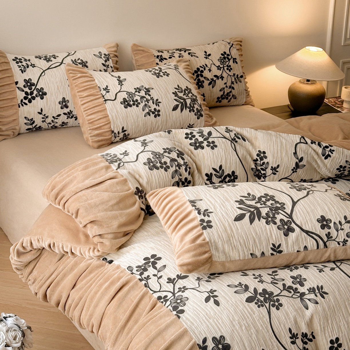 91家纺网 家纺一手货源 找家纺 羚羊语家纺 2025新款浮雕绒轻法式牛奶绒四件套雕花绒复古ins风立体着色烂花牛奶绒提花床单三件套-香榭落叶 香榭落叶-花烬影