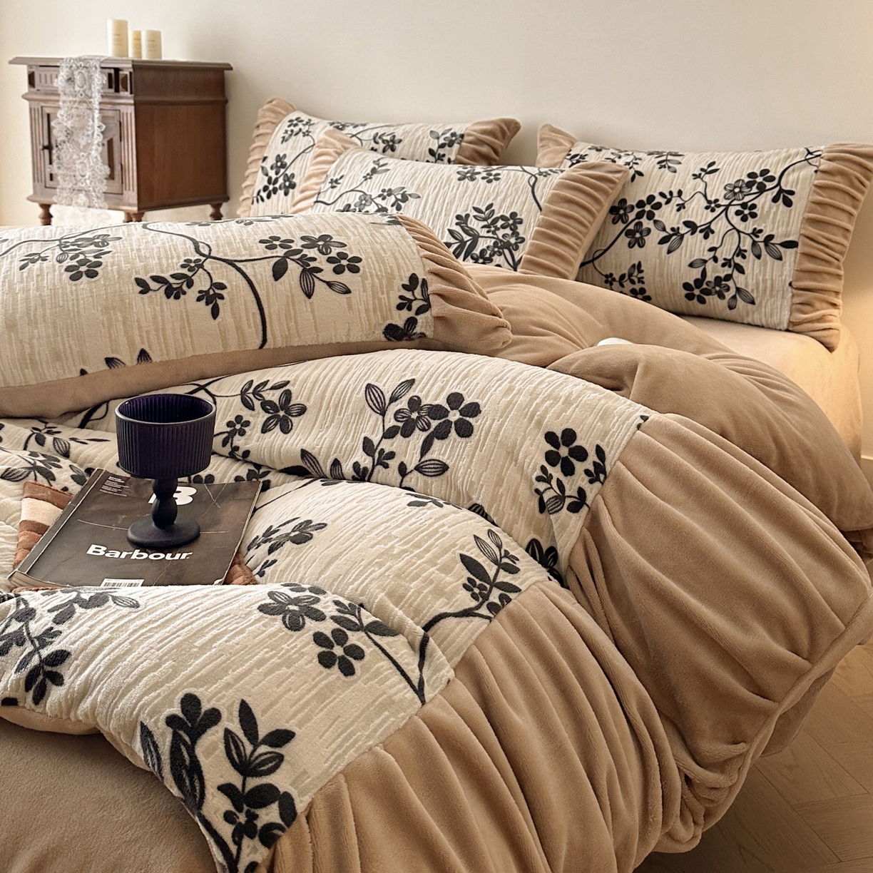 91家纺网 家纺一手货源 找家纺 羚羊语家纺 2025新款浮雕绒轻法式牛奶绒四件套雕花绒复古ins风立体着色烂花牛奶绒提花床单三件套-香榭落叶 香榭落叶-花烬影