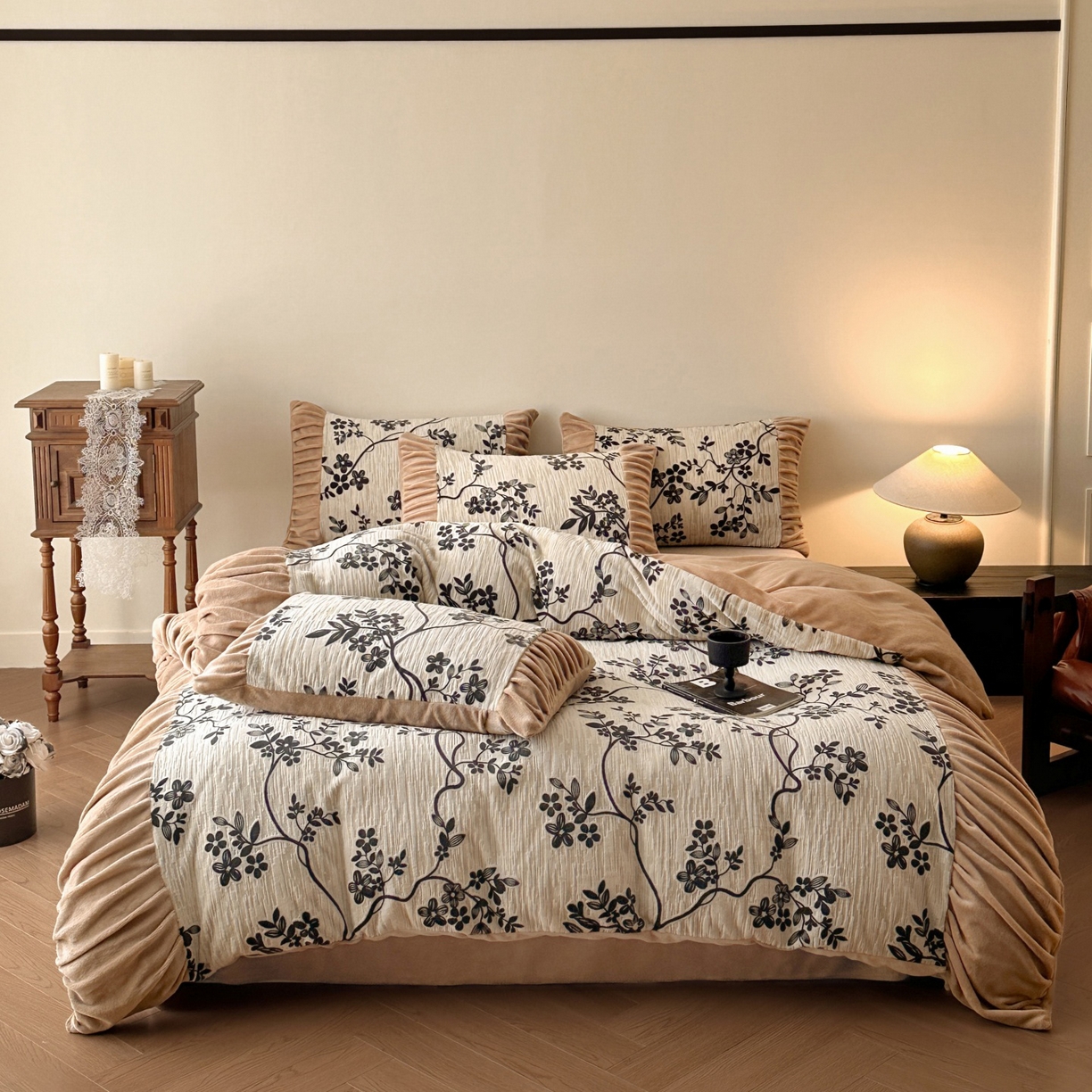 91家纺网 家纺一手货源 找家纺 羚羊语家纺 2025新款浮雕绒轻法式牛奶绒四件套雕花绒复古ins风立体着色烂花牛奶绒提花床单三件套-香榭落叶 香榭落叶-花烬影