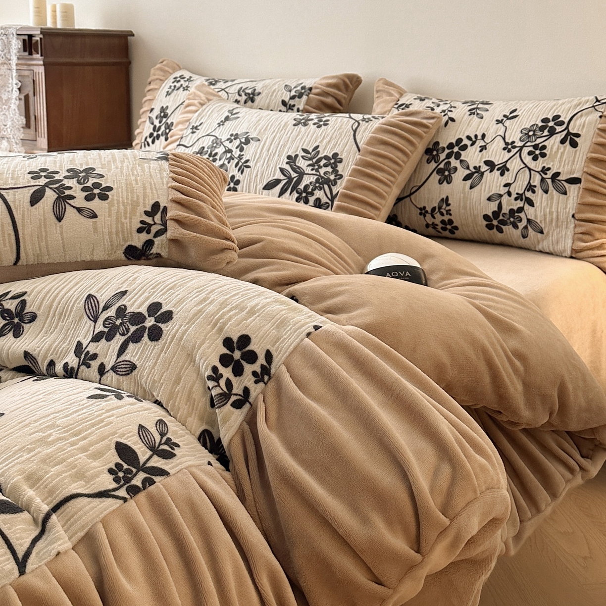 91家纺网 家纺一手货源 找家纺 羚羊语家纺 2025新款浮雕绒轻法式牛奶绒四件套雕花绒复古ins风立体着色烂花牛奶绒提花床单三件套-香榭落叶 香榭落叶-花烬影