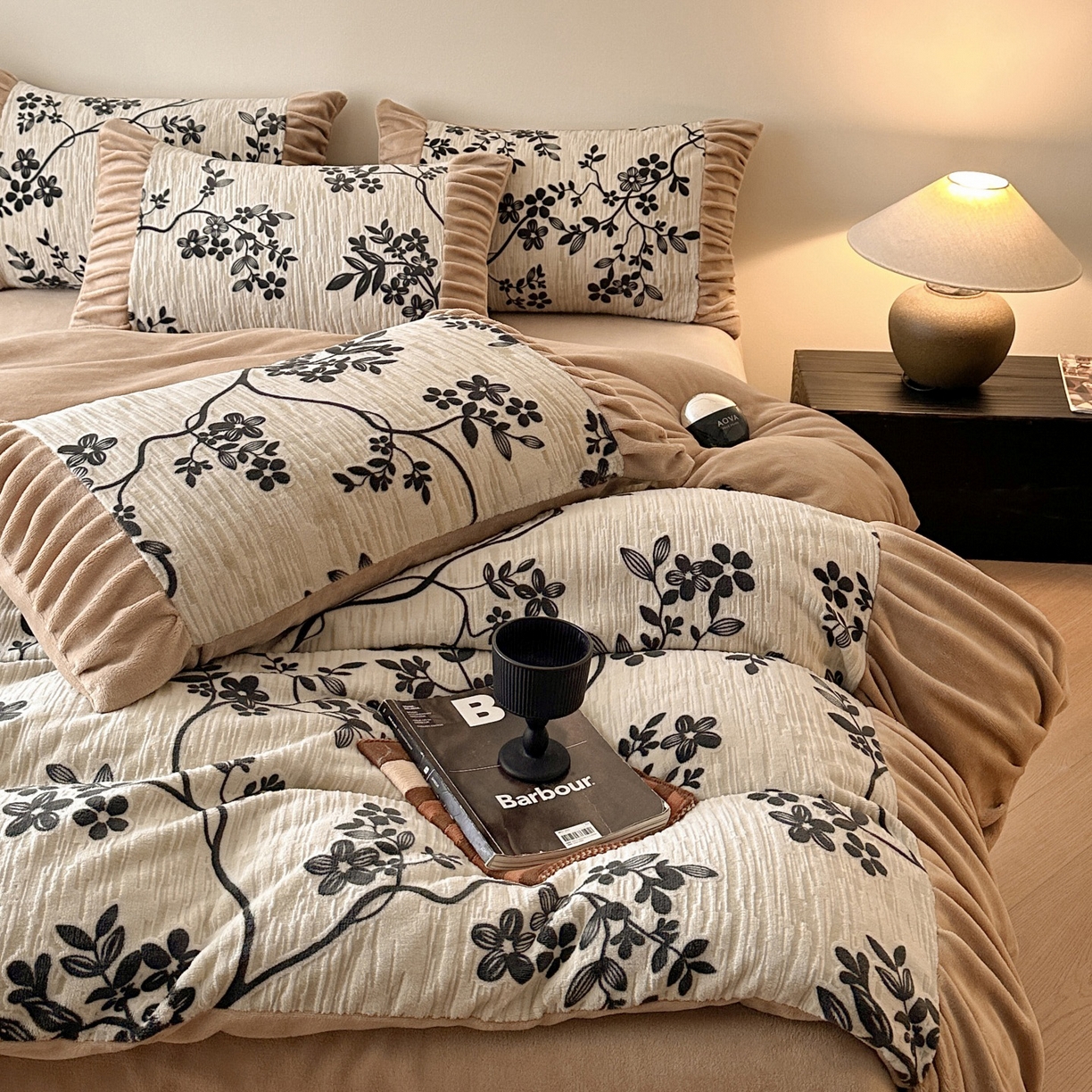 91家纺网 家纺一手货源 找家纺 羚羊语家纺 2025新款浮雕绒轻法式牛奶绒四件套雕花绒复古ins风立体着色烂花牛奶绒提花床单三件套-香榭落叶 香榭落叶-花烬影