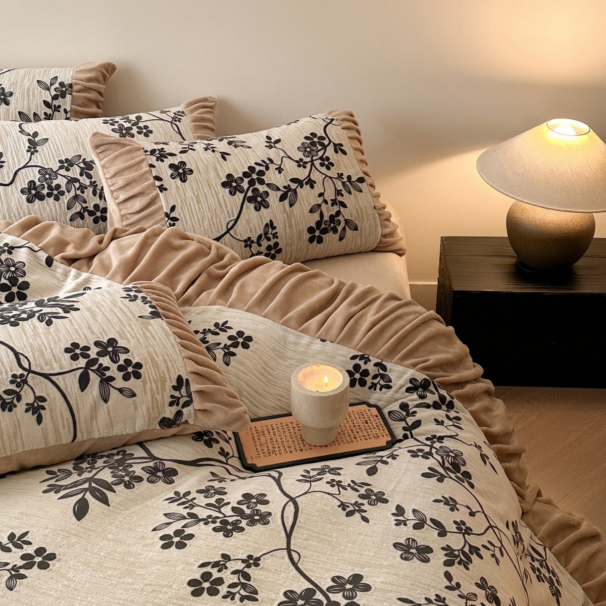 91家纺网 家纺一手货源 找家纺 羚羊语家纺 2025新款浮雕绒轻法式牛奶绒四件套雕花绒复古ins风立体着色烂花牛奶绒提花床单三件套-香榭落叶 香榭落叶-花烬影