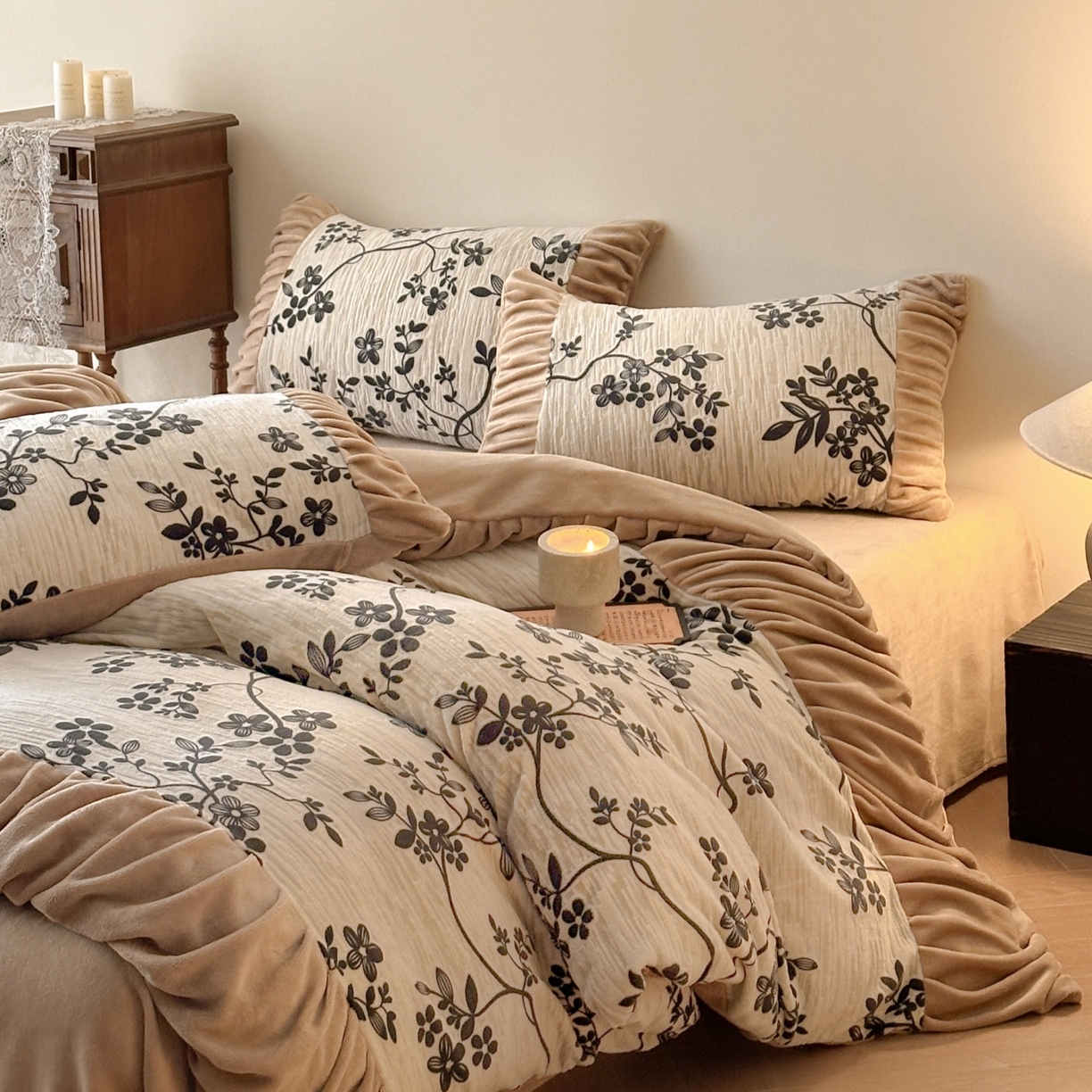91家纺网 家纺一手货源 找家纺 羚羊语家纺 2025新款浮雕绒轻法式牛奶绒四件套雕花绒复古ins风立体着色烂花牛奶绒提花床单三件套-香榭落叶 香榭落叶-花烬影