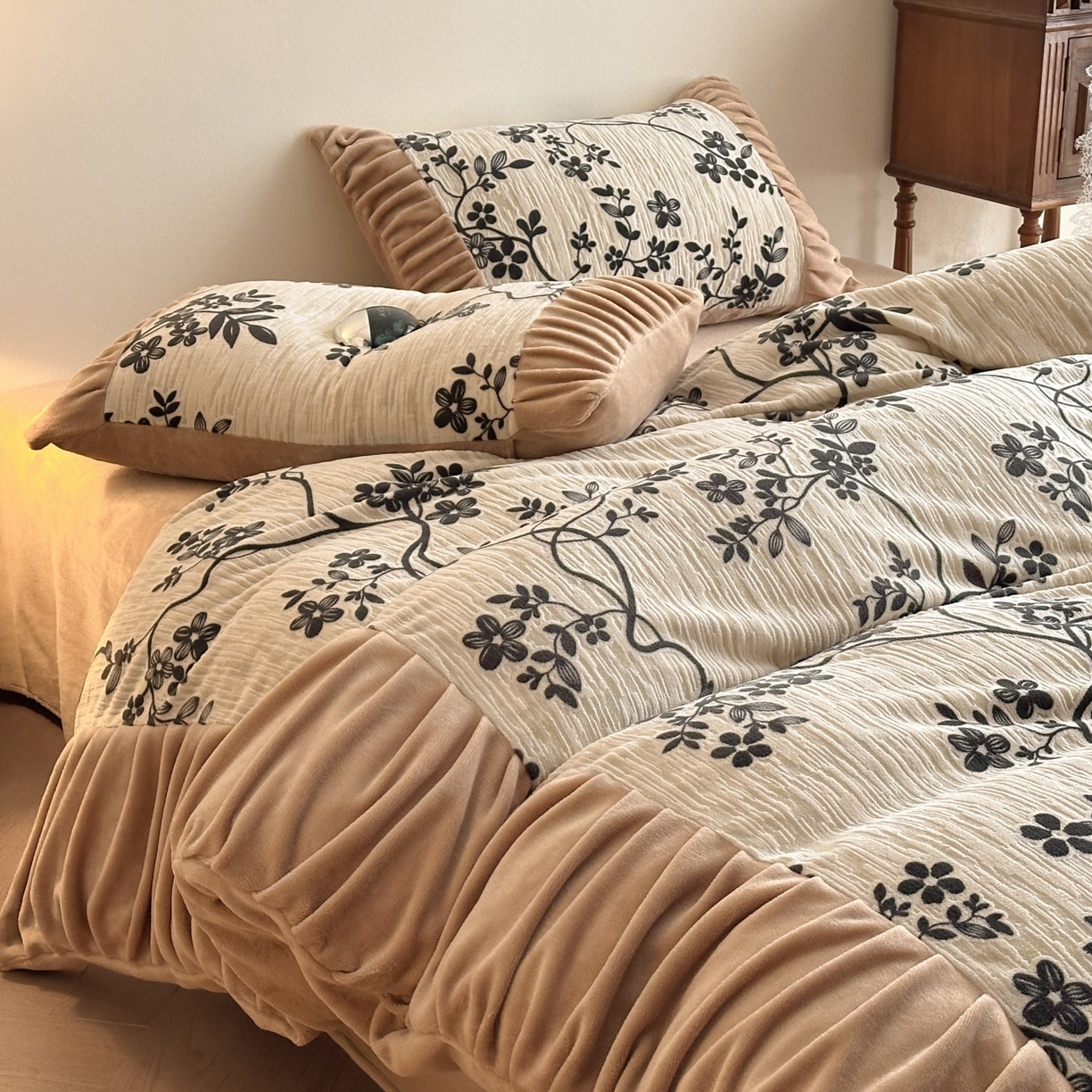 91家纺网 家纺一手货源 找家纺 羚羊语家纺 2025新款浮雕绒轻法式牛奶绒四件套雕花绒复古ins风立体着色烂花牛奶绒提花床单三件套-香榭落叶 香榭落叶-花烬影