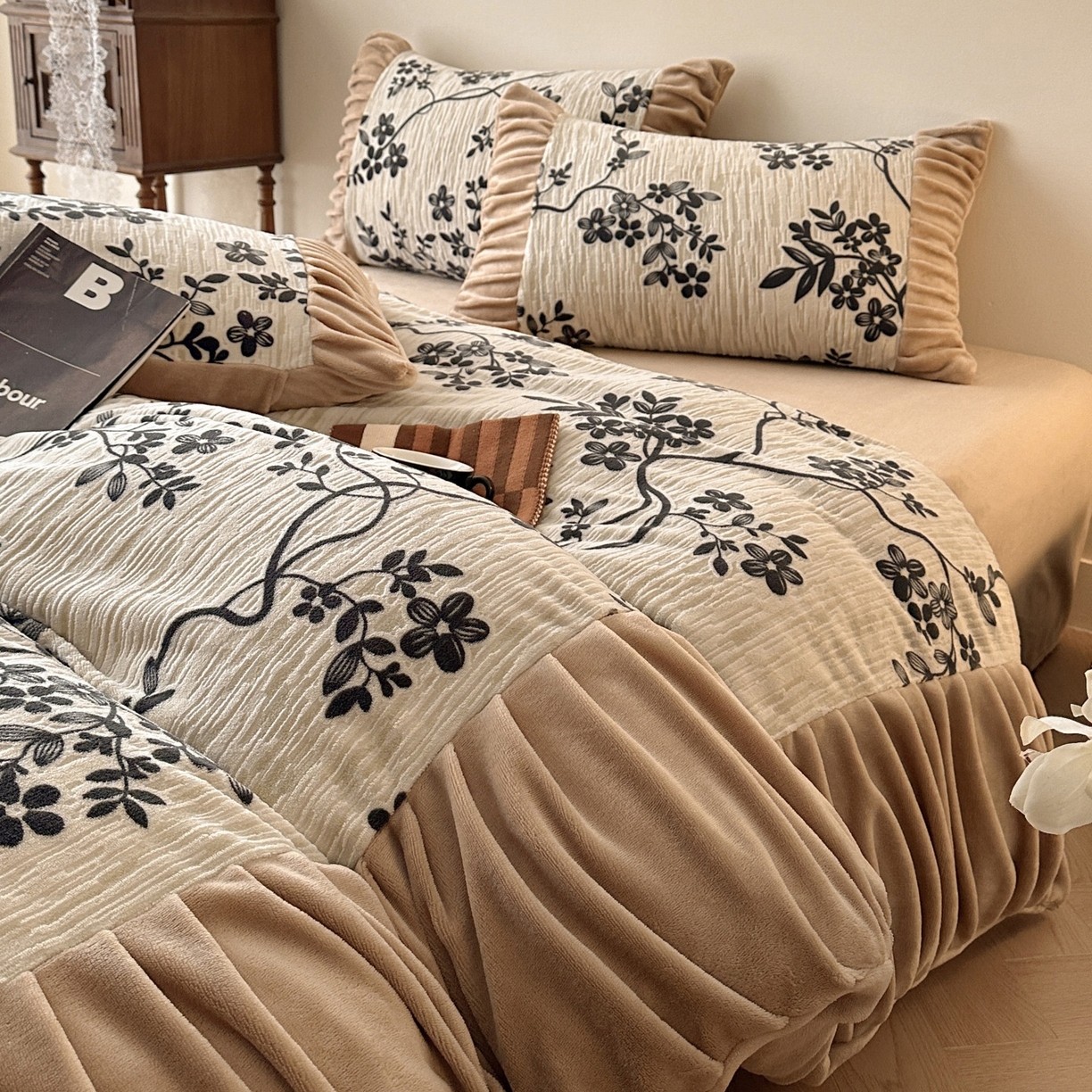 91家纺网 家纺一手货源 找家纺 羚羊语家纺 2025新款浮雕绒轻法式牛奶绒四件套雕花绒复古ins风立体着色烂花牛奶绒提花床单三件套-香榭落叶 香榭落叶-花烬影