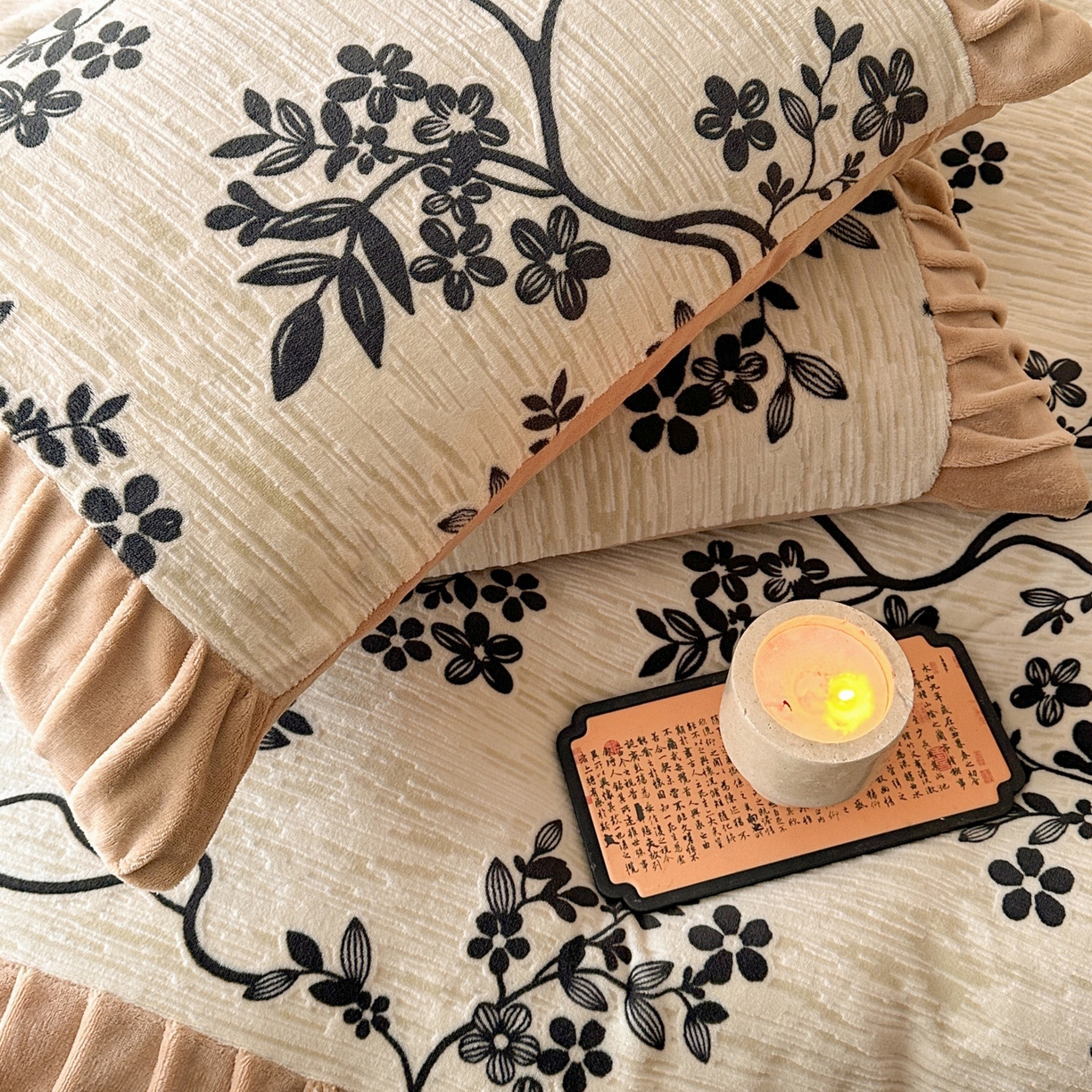 91家纺网 家纺一手货源 找家纺 羚羊语家纺 2025新款浮雕绒轻法式牛奶绒四件套雕花绒复古ins风立体着色烂花牛奶绒提花床单三件套-香榭落叶 香榭落叶-花烬影