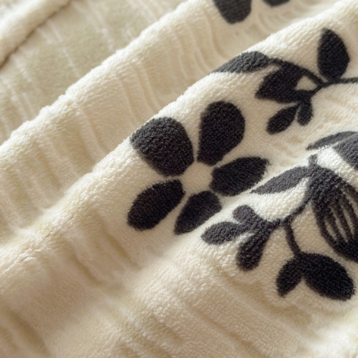 91家纺网 家纺一手货源 找家纺 羚羊语家纺 2025新款浮雕绒轻法式牛奶绒四件套雕花绒复古ins风立体着色烂花牛奶绒提花床单三件套-香榭落叶 香榭落叶-花烬影